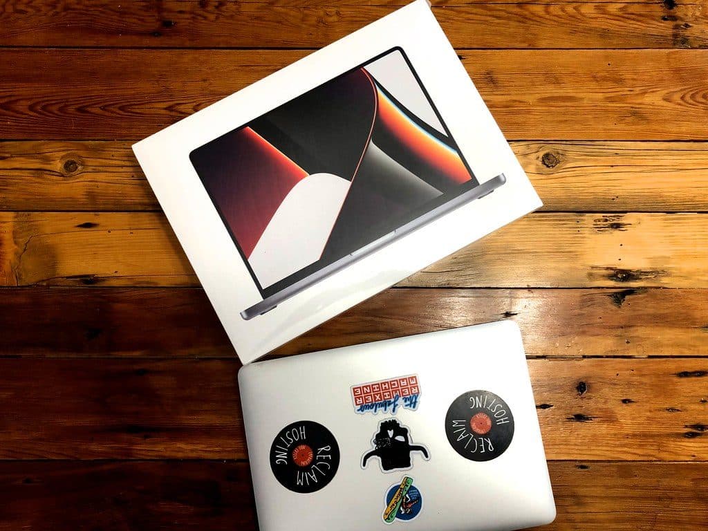 A new laptop and its box on a wooden table